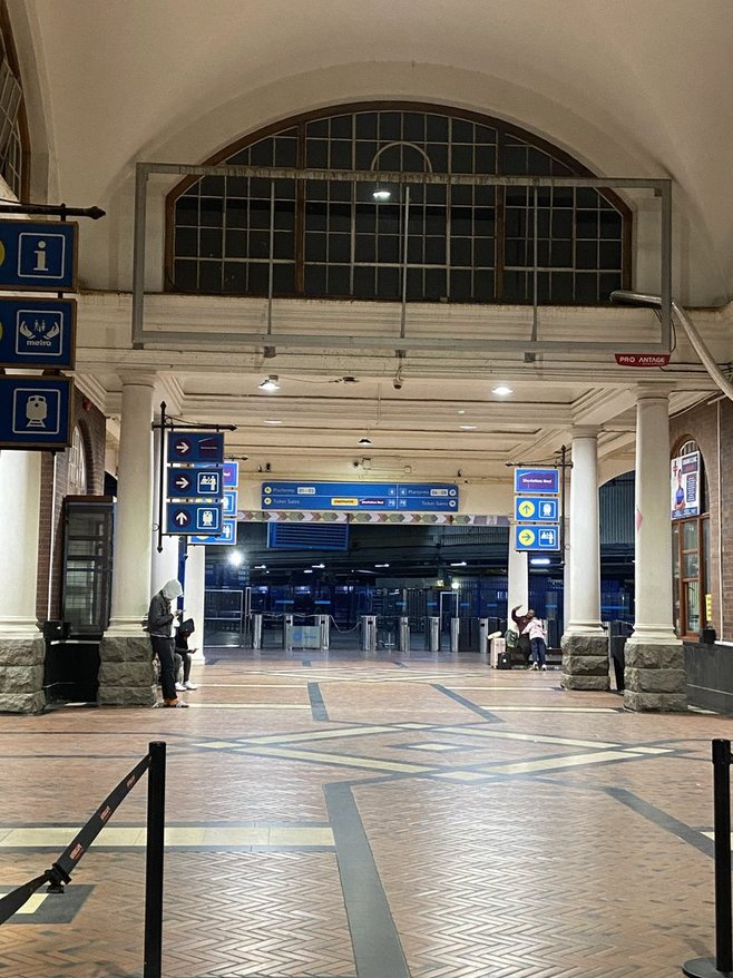 プレトリア駅でバスに乗る