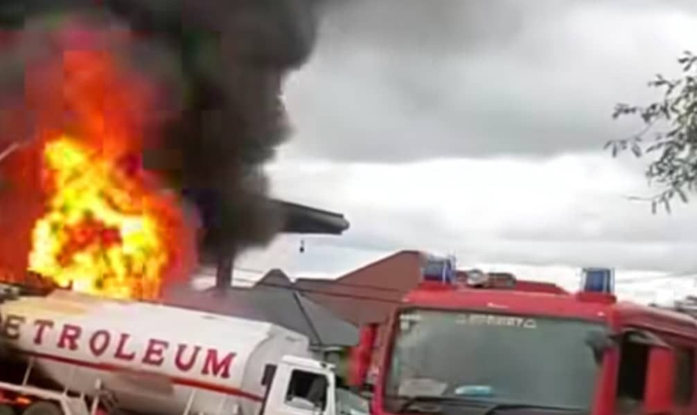 タンザニアのデモで燃やされたガソリンスタンド