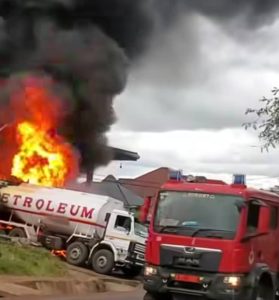 タンザニアのデモで焼き討ちの被害に遭って燃やされるガソリンスタンド