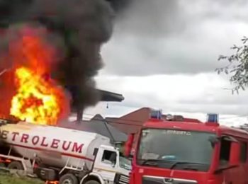 タンザニアのデモで燃やされたガソリンスタンド