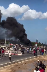 タンザニアのデモ被害で黒煙や炎が上がっている様子
