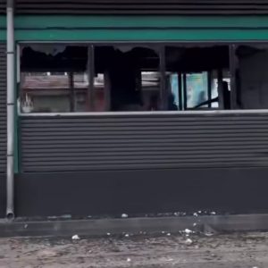 タンザニアのデモで焼き討ちの被害にあった高速バス