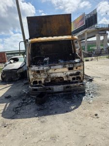 タンザニアのデモで、停めていたトラックや車も焼き討ちの被害に遭っている様子