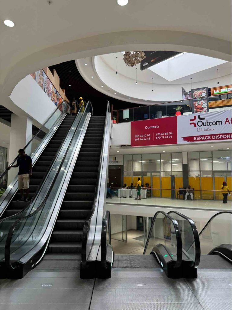 ドゥアラ最大のショッピングモール