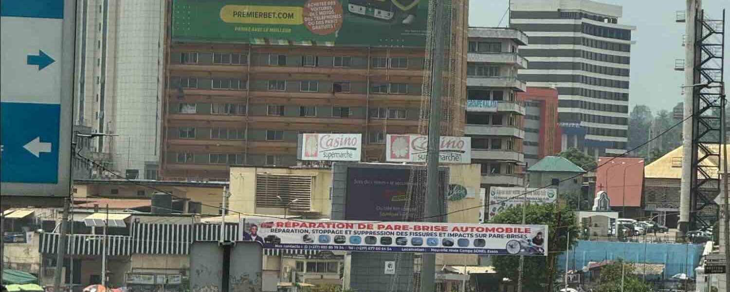 ヤウンデの中心街とヒルトン