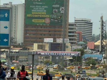 ヤウンデの中心街とヒルトン