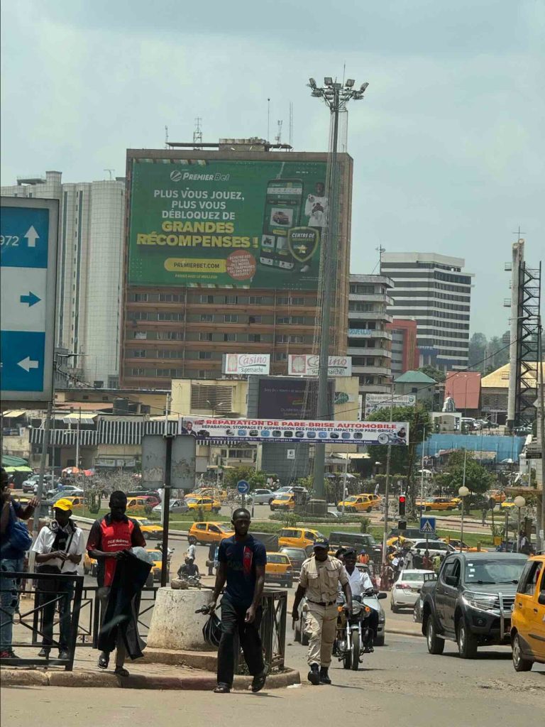 ヤウンデの中心街とヒルトン