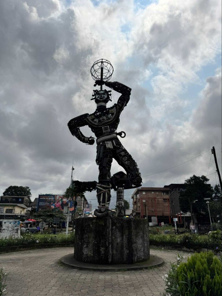 ドゥアラのシンボル「La Nouvelle Liberté」