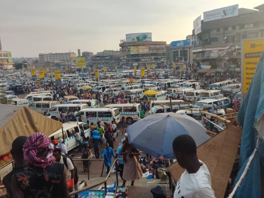 ウガンダのタクシーパーク