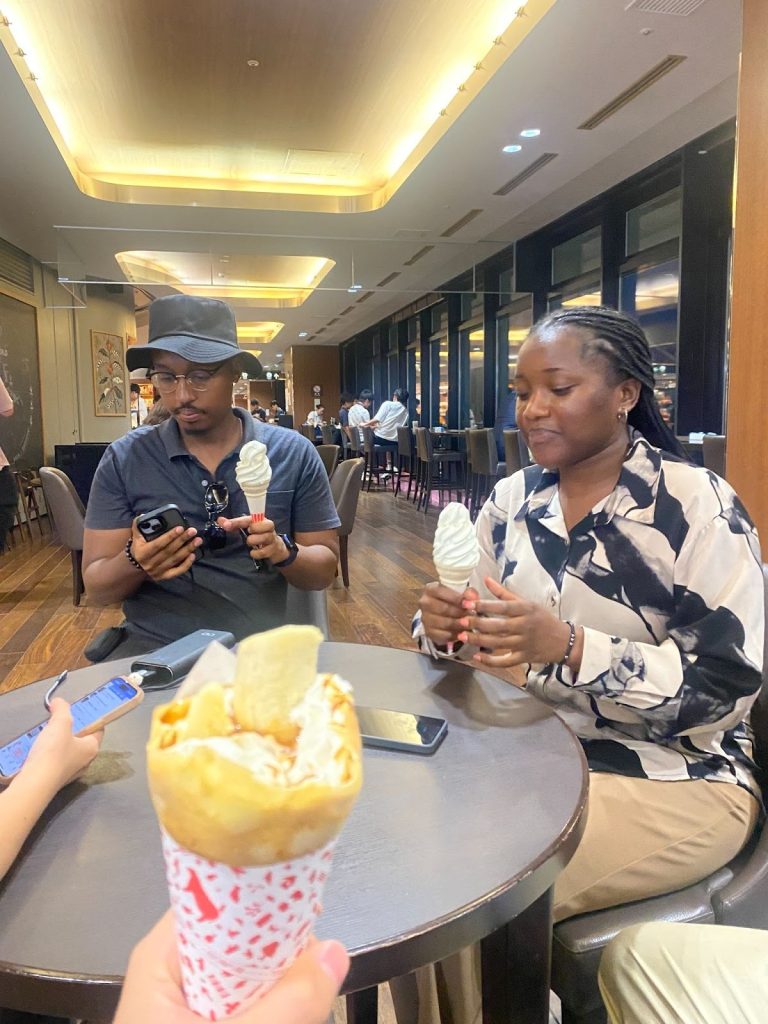 アイスを食べるAlineさん