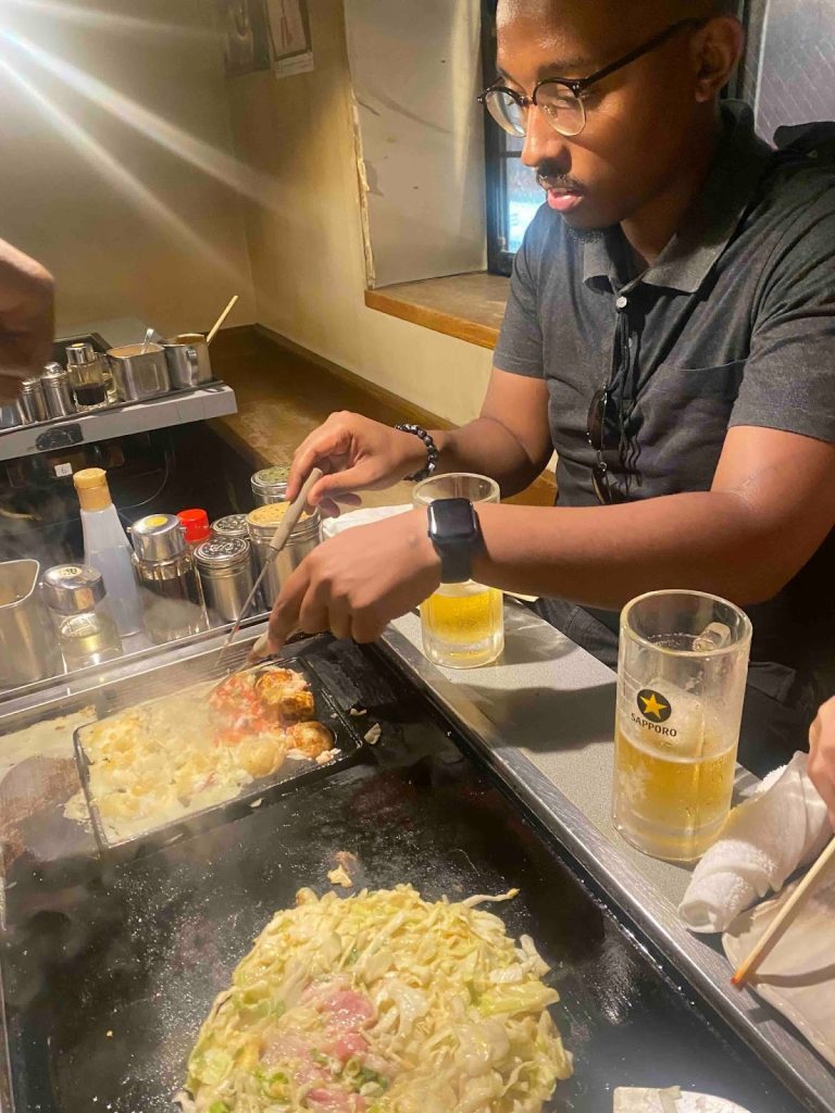 お好み焼きを楽しむルワンダ人Miguelさん