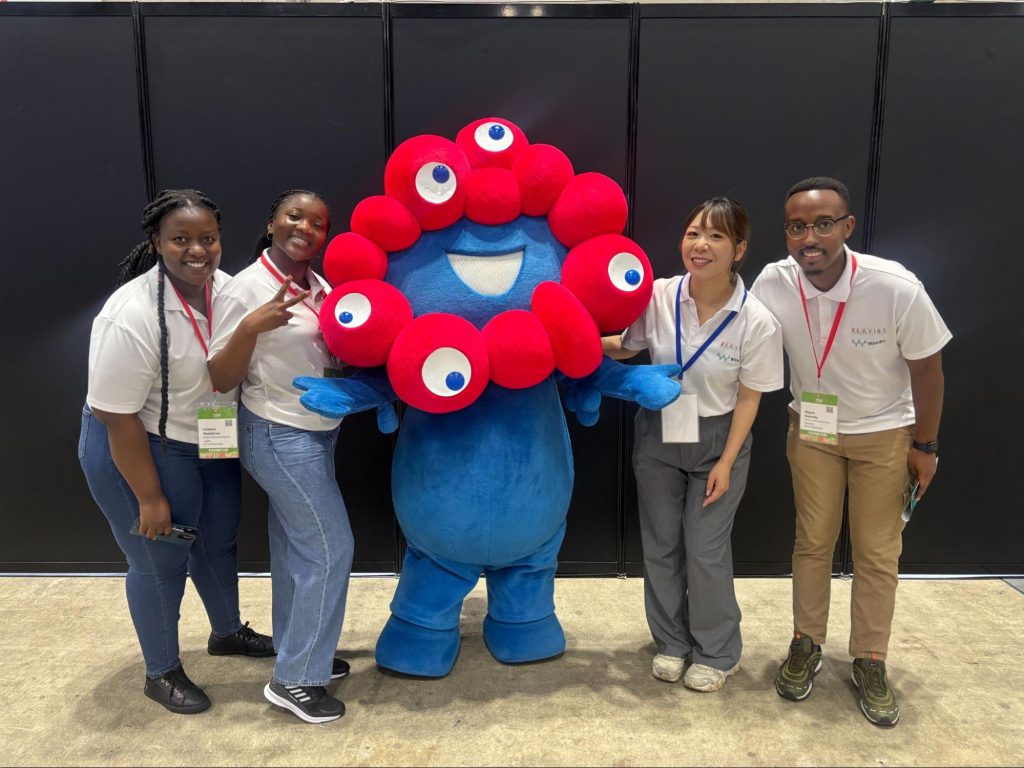 日本人スタッフとミャクミャクと