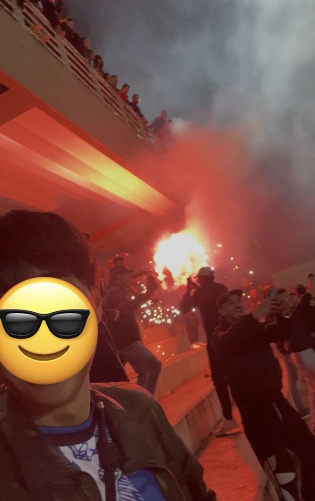 ASFARのサポーターが発煙筒を焚く様子