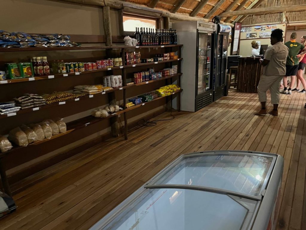 デッドフレイ近くのセスリエムにあるキャンプサイトの売店