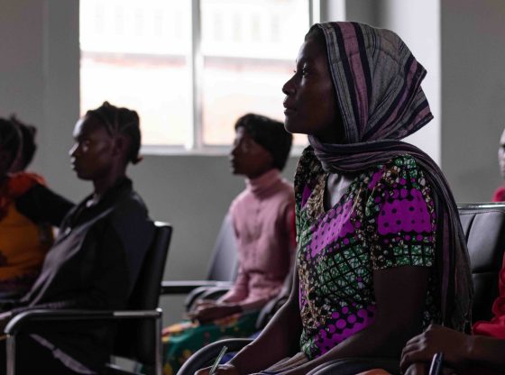 若者が講義受けてる