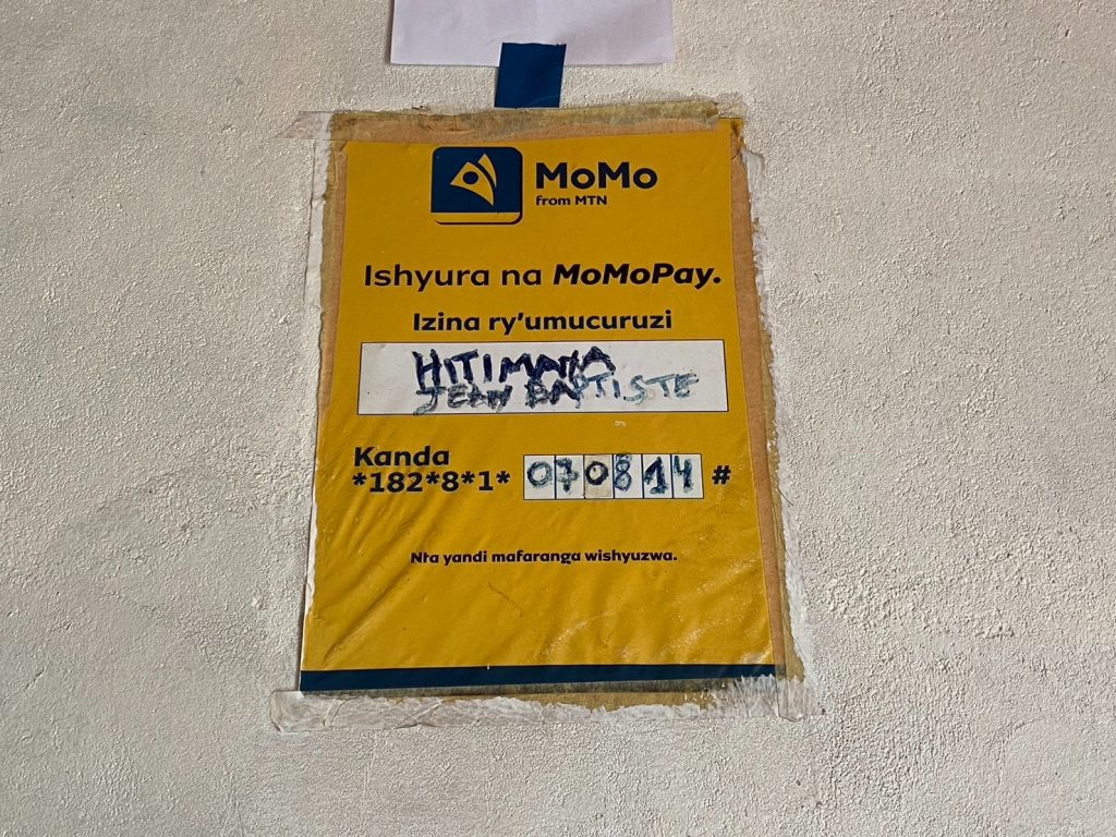 ルワンダの売店にあるMoMoPayのコード。