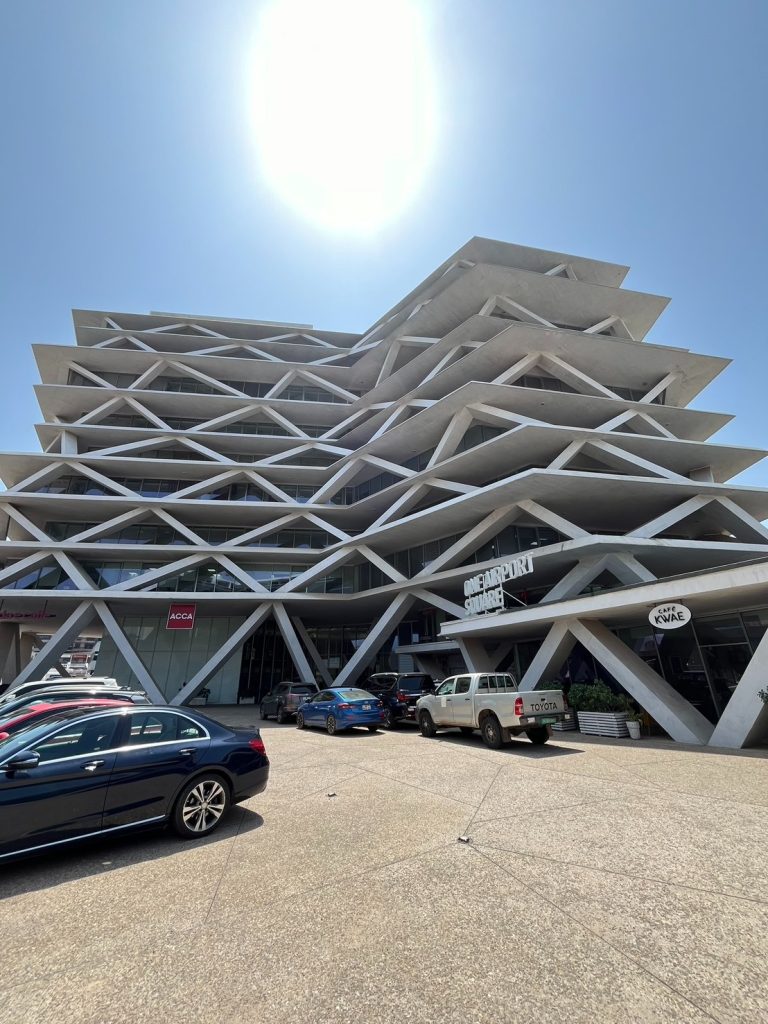 ガーナの近代的な建築様式の商業施設