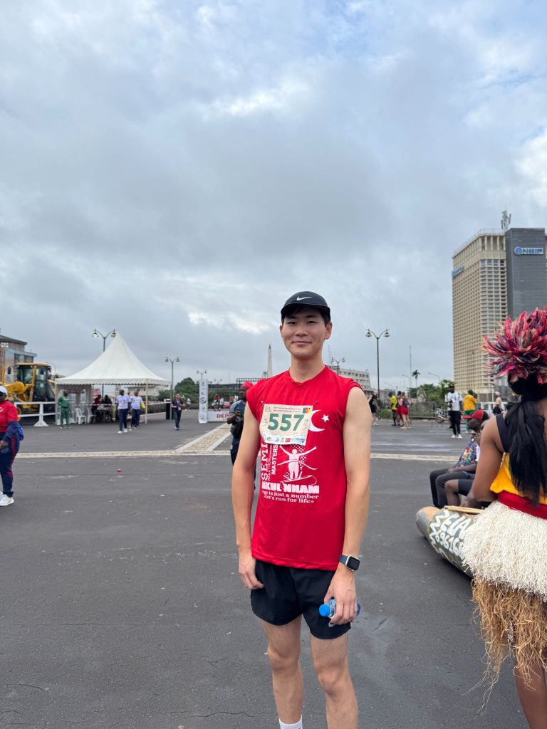 カメルーンのマラソン大会に参戦する日本人男性