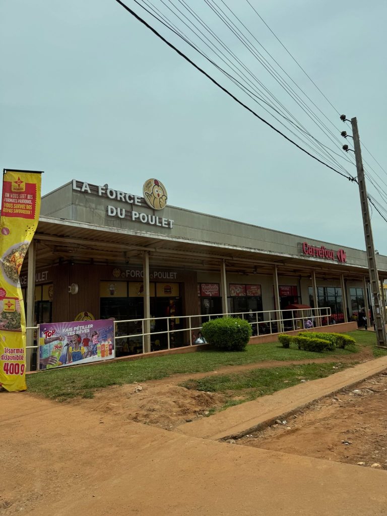 カルフールEkie店の外観