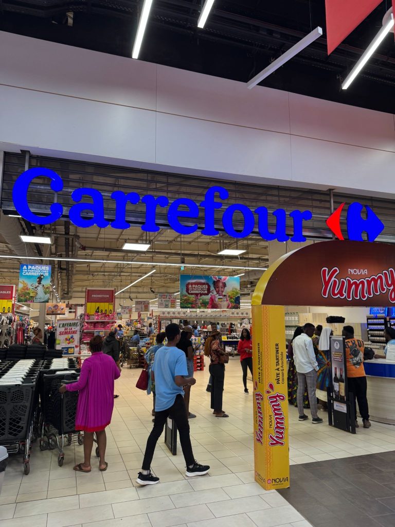 カルフールWarda店の入口